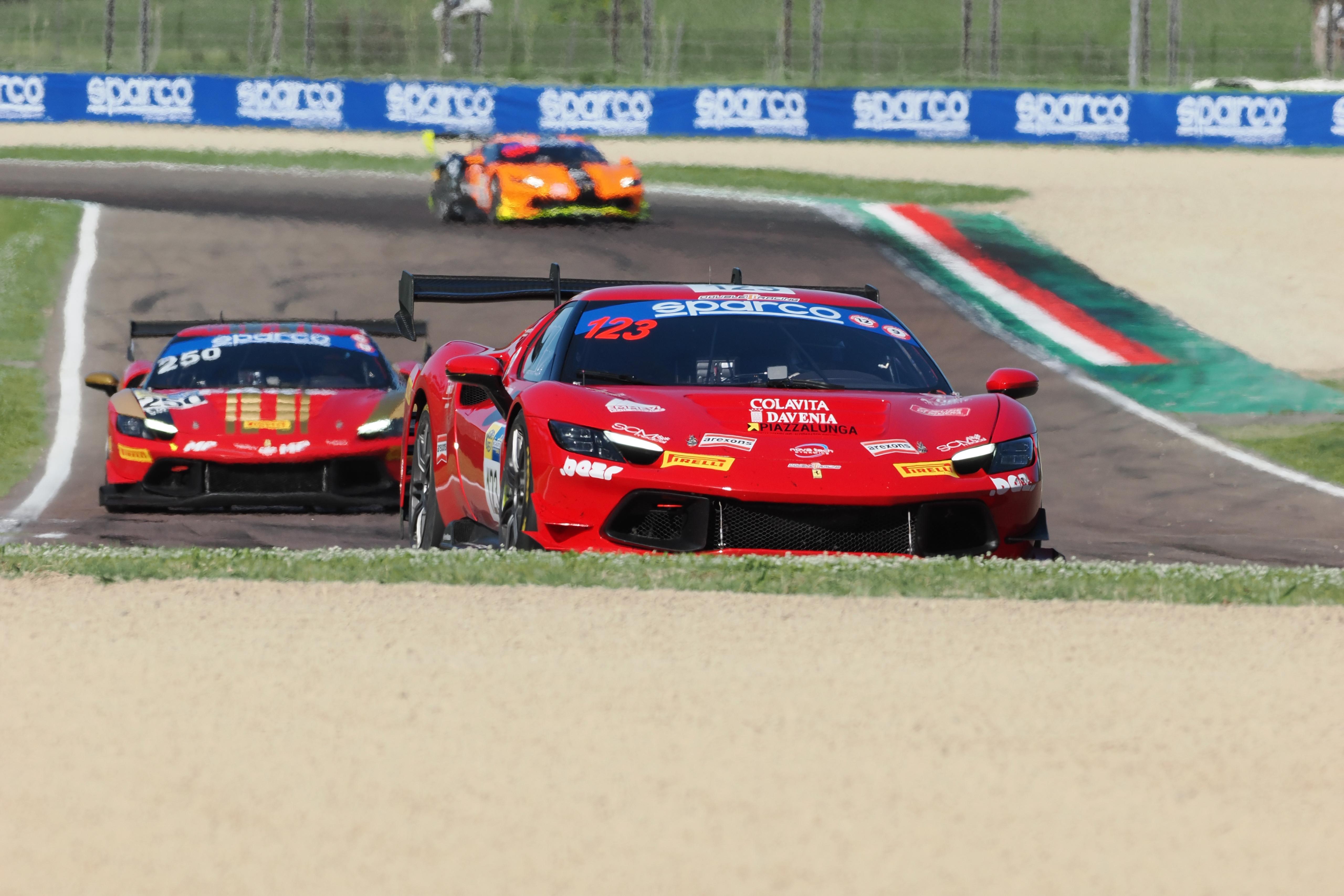 Ferrari da competizione in battaglia sul circuito di Imola