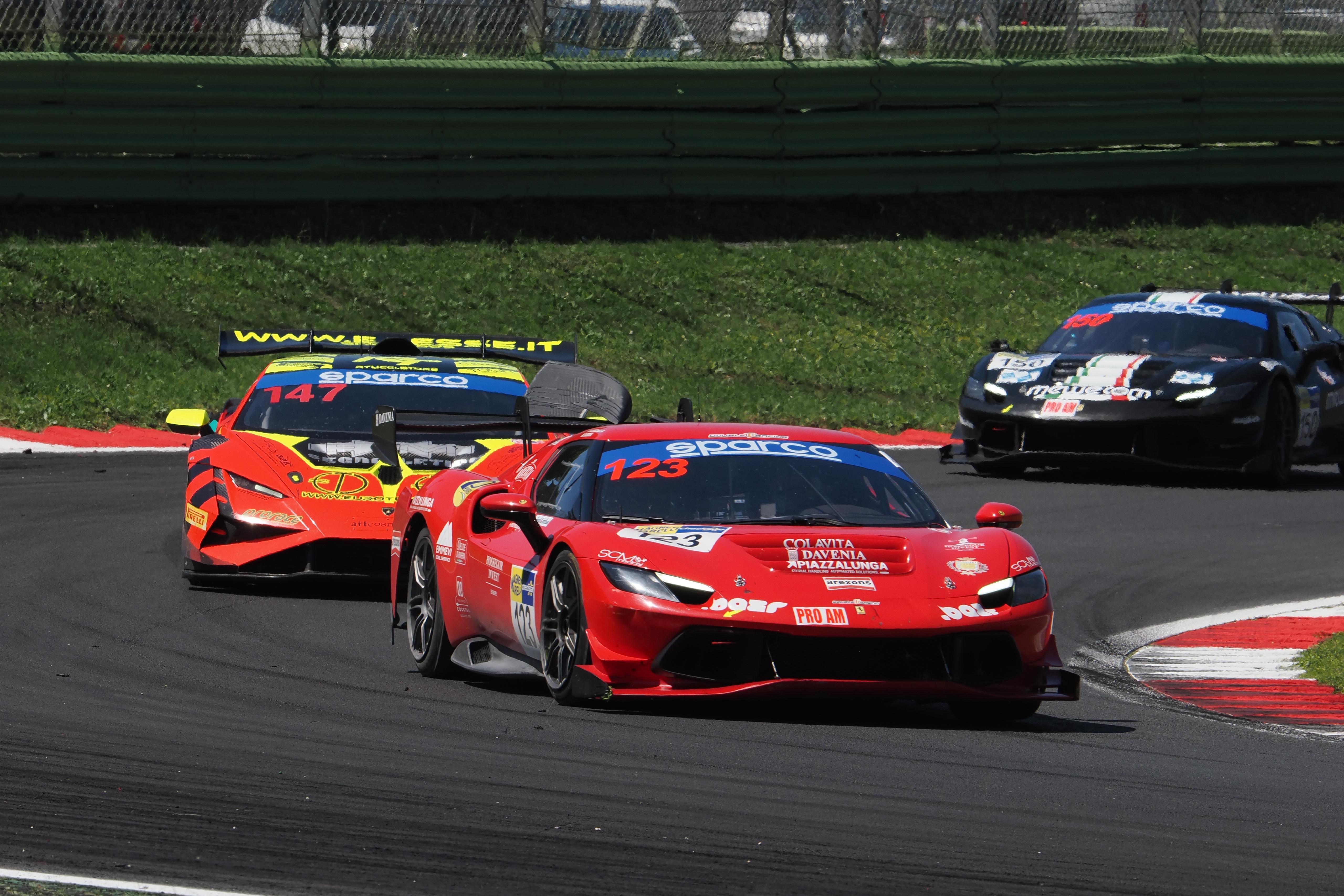 Vetture Ferrari in formazione a Imola