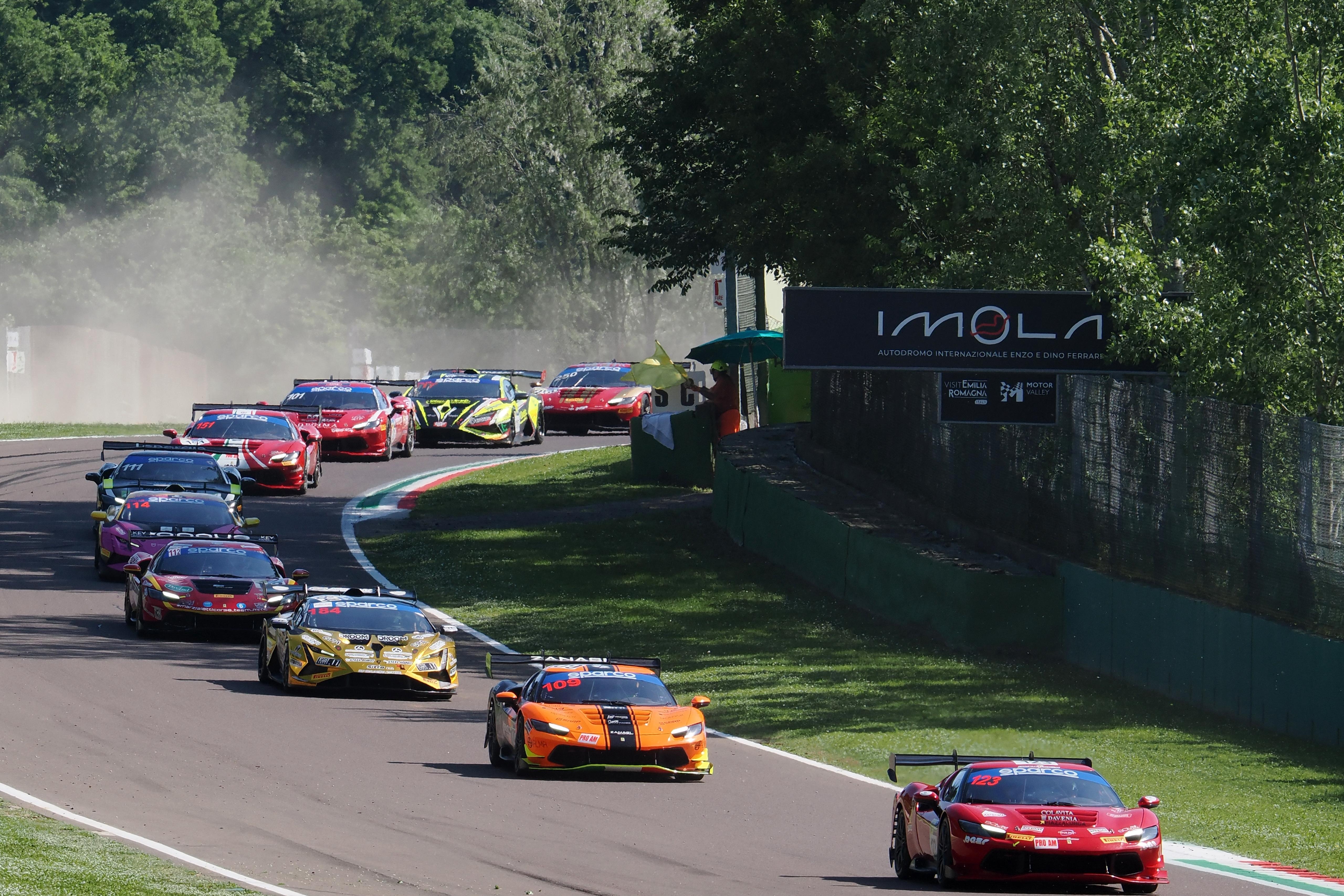 Pack of GT cars leaves the grid