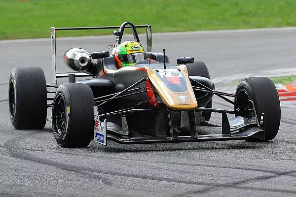 Formula DAV Racing vue de face dans un virage