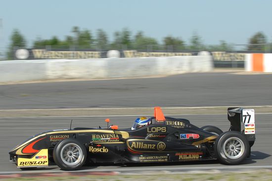 Formula DAV Racing numéro 77 en piste