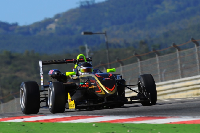 Formula DAV Racing dans une portion rapide