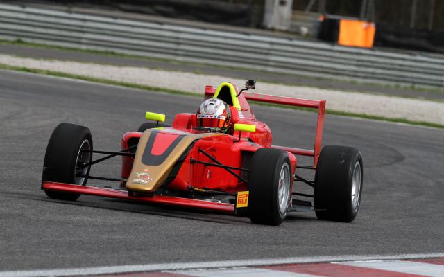 Formula rouge DAV Racing dans un virage